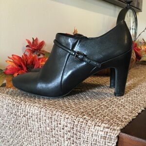 Ecco black leather booties. Good condition. Sz 8.5.